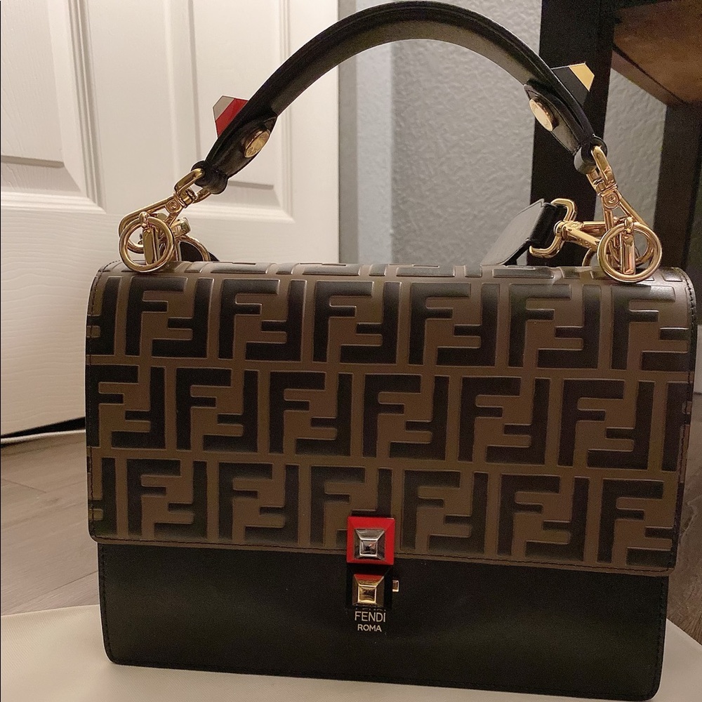 😍Classic Fendi Kan bag😍